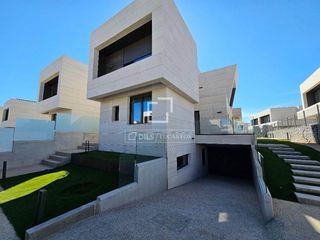 Miete Bauernhof in Los Satélites-Roza Martín. Chalet excelente de 6 dormitorios en alquiler en majadahonda, ma