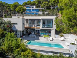 Chalet in Tamariu. Impresionante villa de diseño con 5 dormitorios y vistas al mar