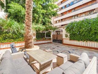Chalet à Barrio de Patraix. Chalet en venta en patraix, valencia con jardín y 6 dormitorios.