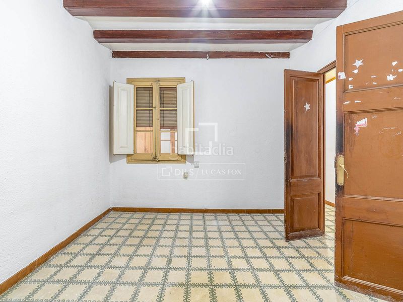 Foto 231fd579-4044-43ea-8cc1-d8d76d77965d. Piso  muy luminoso con gran potencial de reforma junto a la sagrada familia en Barcelona