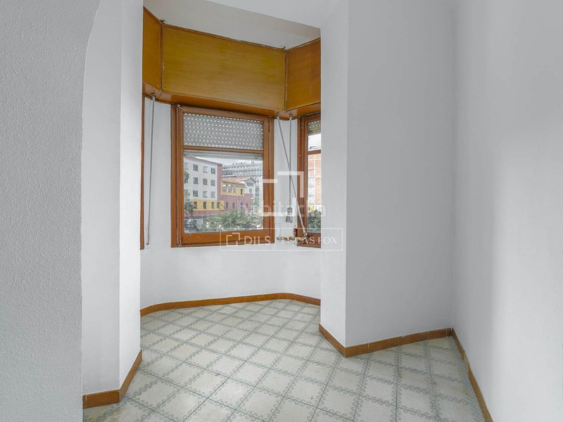 Foto bc4d5bba-e381-4dd6-a21c-3b4d62c610fc. Piso  muy luminoso con gran potencial de reforma junto a la sagrada familia en Barcelona