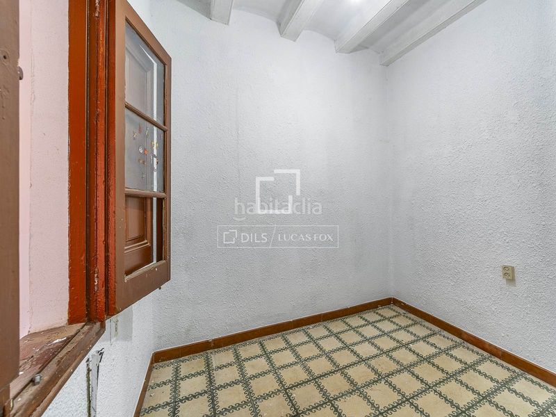 Foto f9445152-2af0-4a3d-99c0-7a5a7a063643. Piso  muy luminoso con gran potencial de reforma junto a la sagrada familia en Barcelona