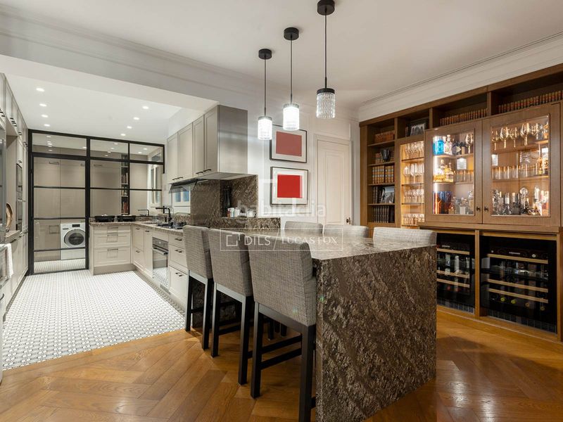Foto 2a65cabb-6c21-4066-bfb5-bcbb88b76989. Piso elegancia atemporal en una finca de época en venta en sant gervasi galvany en Barcelona