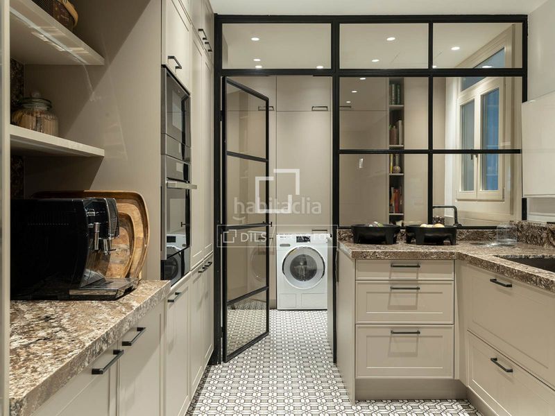 Foto 58914deb-4da3-41d2-a0e6-1abd80badbb0. Piso elegancia atemporal en una finca de época en venta en sant gervasi galvany en Barcelona