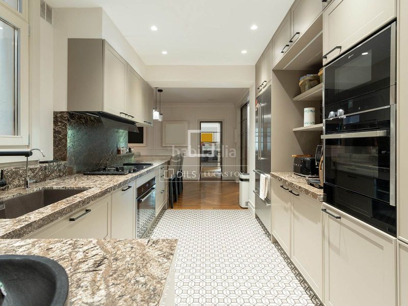 Foto 78ab7c0f-776a-4f20-8515-e6d743d3ffc2. Piso elegancia atemporal en una finca de época en venta en sant gervasi galvany en Barcelona