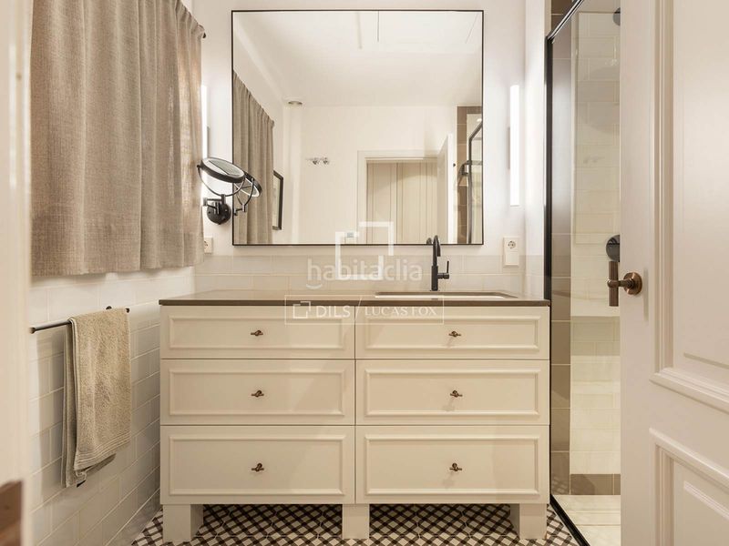 Foto b7f3830f-4784-4f4d-a934-0220a6d86968. Piso elegancia atemporal en una finca de época en venta en sant gervasi galvany en Barcelona