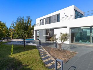 Chalet à Urbanitzacions. Villa con licencia turística, vistas al mar y piscina en arenys