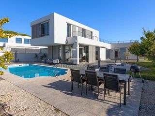 Chalet à Urbanitzacions. Villa con licencia turística, vistas al mar y piscina en arenys