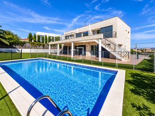 Chalet in Canyelles. Villa contemporánea de 6 dormitorios con vistas al mar, piscina
