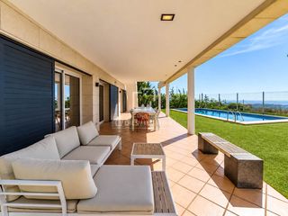 Chalet à Canyelles. Villa contemporánea de 6 dormitorios con vistas al mar, piscina