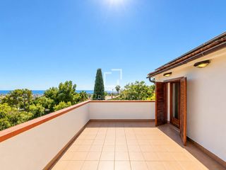 Chalet in Vallpineda-Santa Bàrbara. Villa familiar mediterránea en venta en vallpineda, con piscina