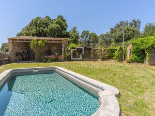 Country house in Vilopriu. Encantadora masía catalana a reformar con piscina y vistas abier
