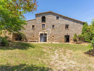 Bauernhof in Vilopriu. Encantadora masía catalana a reformar con piscina y vistas abier