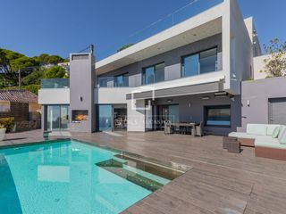 Chalet à Aiguafreda-Sa Tuna. Villa moderna en excelentes condiciones, con vistas al mar, en v