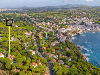 Chalet à Calella de Palafrugell. Impresionante villa con vistas panorámicas al mar, un amplio jar