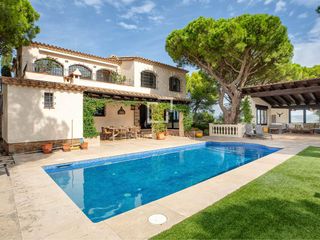 Xalet a Calella de Palafrugell. Impresionante villa con vistas panorámicas al mar, un amplio jar