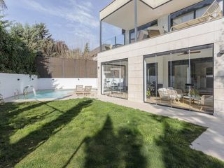 Location Chalet à El Soto de la Moraleja. Exclusiva casa amueblada de 5 dormitorios en alquiler en la mora