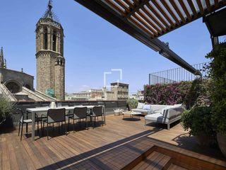 Penthouse in Gòtic. Ático en excelentes condiciones de 2 dormitorios con 194m terraz