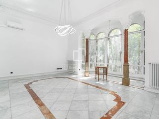 Piso en Sagrada Família. Piso clásico de 3 dormitorios con terraza de 270 m y vistas a la