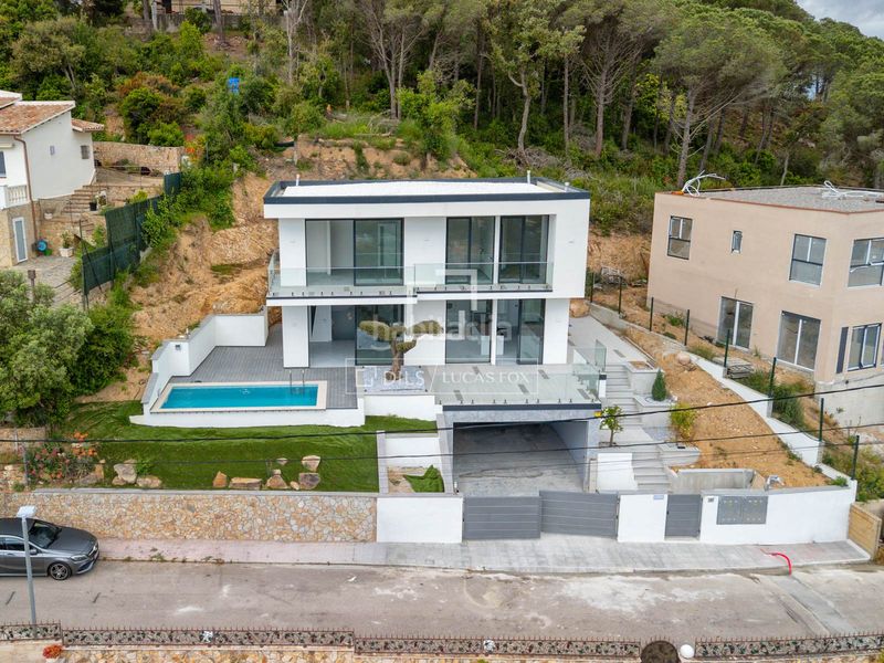 Foto a62a8bfc-0f86-4b88-9951-7c718e633861. Xalet amb calefacció aparcament piscina a Serra Brava Lloret de Mar