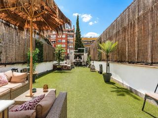 Flat in La Nova Esquerra de l´Eixample. Piso en excelentes condiciones con dos dormitorios y terraza de