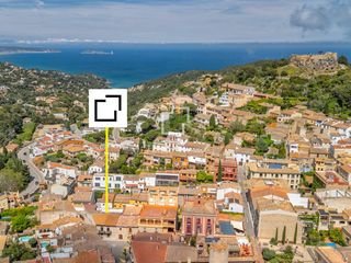 Xalet a Begur. Casa en venta con vistas al castillo en el centro de begur, cost