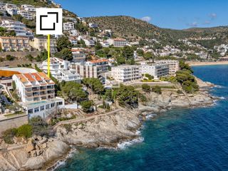 Chalet à Puig Rom-Canyelles-Almadrava. Casa pareada en primera línea de mar con piscina y acceso direct