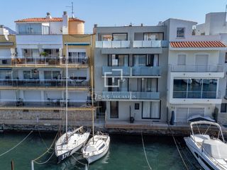 Xalet a Port Grec - Port Moxó. Exclusiva vivienda con amarre privado y vistas al canal en la co