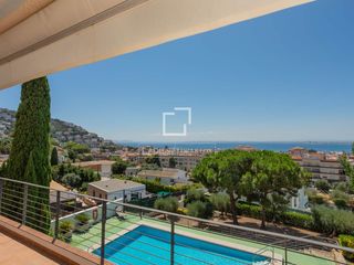Chalet in Els Grecs-Mas Oliva. Exclusiva villa con espectaculares vistas a la bahía de roses en
