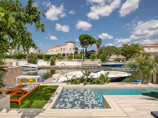 Chalet in Francolí - Freser - Noguera. Villa de obra nueva con amarre y piscina privada en venta en emp