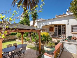 Chalet in Calella de Palafrugell. Encantadora casa con jardín en el corazón de calella con tres do
