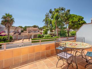 Etagenwohnung in La Fosca - Cala Margarida. Piso dúplex reformado en venta en segunda línea de mar en la fos