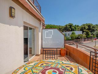 Pis a La Fosca - Cala Margarida. Piso dúplex reformado en venta en segunda línea de mar en la fos