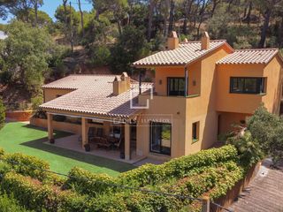 Chalet in Tamariu. Encantadora villa independiente de 4 dormitorios, situada a 8 mi