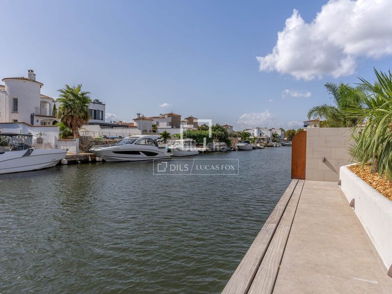 Foto 28a7787f-e632-4489-a0d6-30764c68e693. Xalet amb calefacció aparcament piscina a Segre - Ebre - Ter Empuriabrava