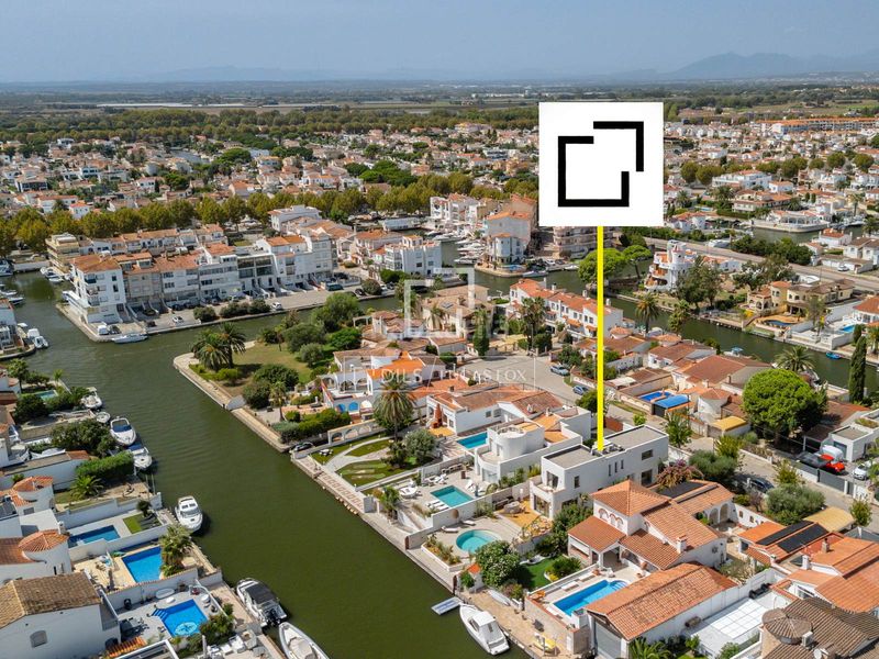 Foto 4f0afdf4-8e19-4691-b27c-16d86c8243df. Xalet amb calefacció aparcament piscina a Segre - Ebre - Ter Empuriabrava