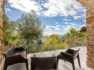 Chalet in Puig Rom-Canyelles-Almadrava. Villa exclusiva con piscina infinity y vistas panorámicas al mar