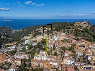 Xalet a Begur. Casa de pueblo con patio, terraza, vistas al castillo y licencia