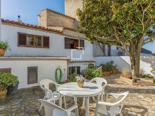 Chalet à Begur. Casa de pueblo con patio, terraza, vistas al castillo y licencia