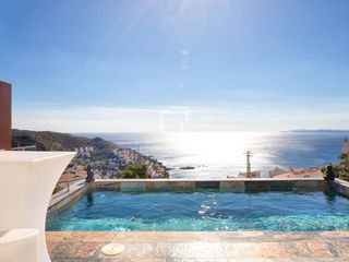 Xalet a Puig Rom-Canyelles-Almadrava. Casa moderna con vistas al mar y piscina en venta en canyelles,