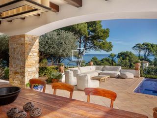 Chalet in Sa Riera-Sa Fontansa. Excelente villa de 4 dormitorios en segunda línea de mar, con vi