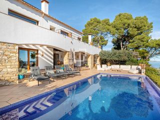 Chalet in Sa Riera-Sa Fontansa. Excelente villa de 4 dormitorios en segunda línea de mar, con vi