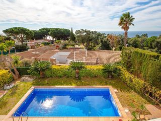 Chalet in Canyelles. Casa en excelentes condiciones de 4 dormitorios en venta en llor