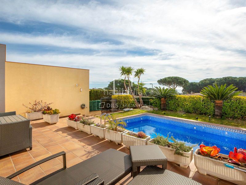 Foto 51e9f40d-4eb0-4e08-9157-fb5c95354411. Xalet amb calefacció aparcament piscina a Canyelles Lloret de Mar