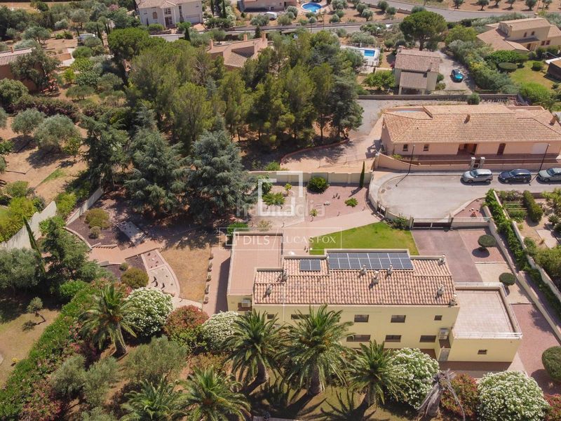 Foto a72fd0fc-efc4-4bed-b955-624508d6067e. Xalet amb aparcament piscina a Pau