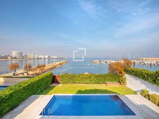 Chalet à Port - La Clota - Puig Sec. Exclusiva villa con piscina en venta en primera línea, a pocos p