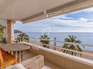 Flat in Centre. Magnífico piso reformado en primera línea de mar en lloret de ma