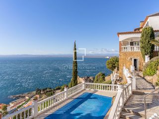 Chalet in Puig Rom-Canyelles-Almadrava. Villa con jardín, piscina y vistas al mar en venta en roses