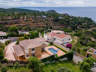 Chalet in Santa Maria de Llorell. Casa en excelentes condiciones de 5 dormitorios en venta en toss