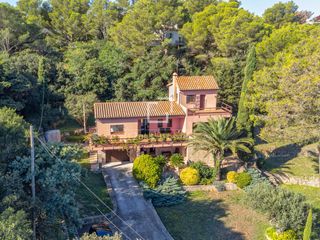 Chalet in Begur. Casa tradicional con 4 dormitorios, un gran jardín con posibilid